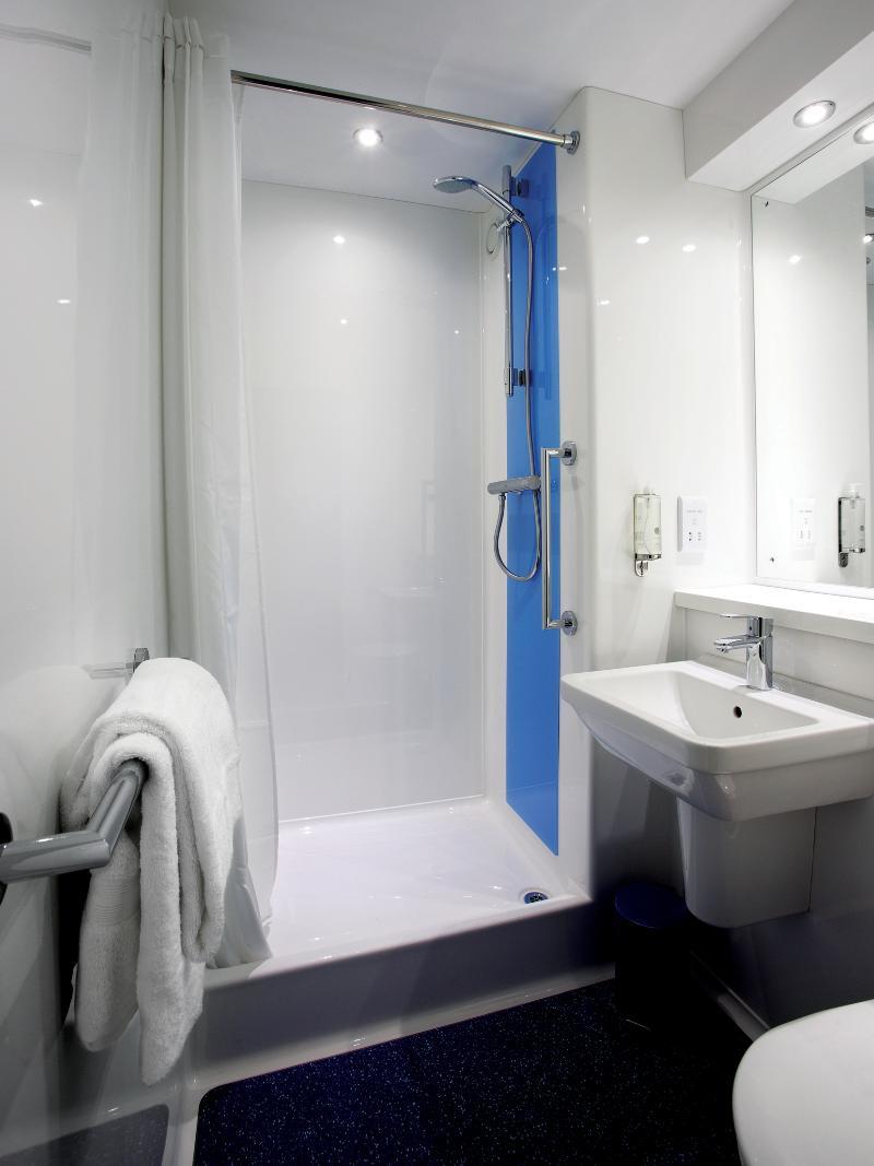 Travelodge London Richmond Central Bagian luar foto