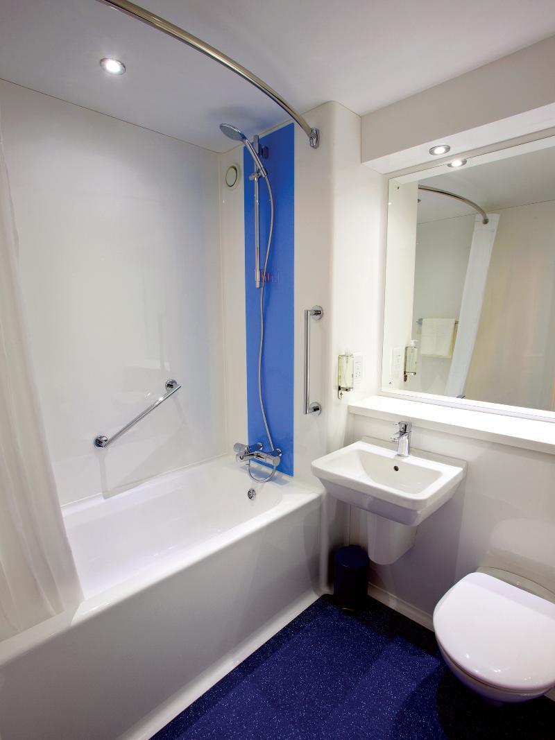 Travelodge London Richmond Central Bagian luar foto